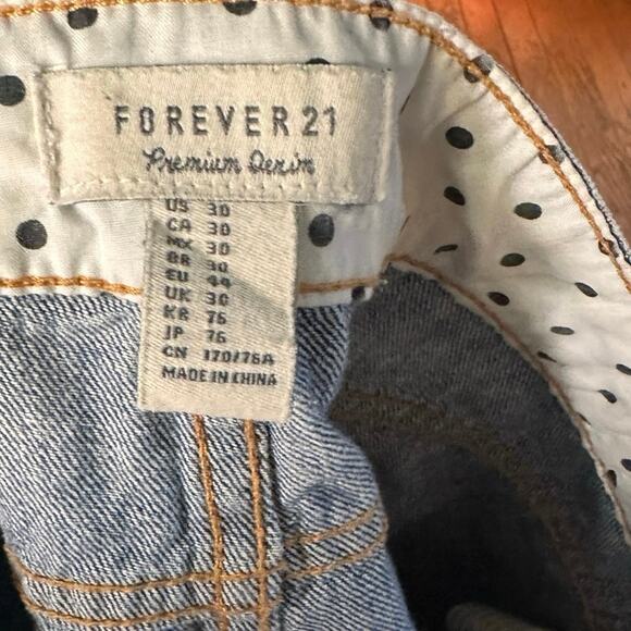 Forever 21 Premium Denim Daisy Embroidered Distressed Jean Shorts - Size 30 - Picture 5 of 6